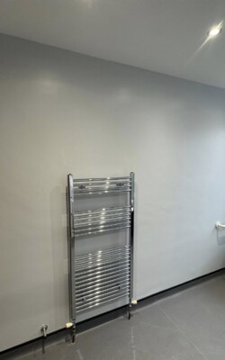 Light grey walls in bathroom